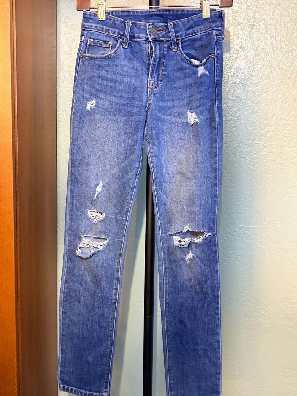 Old navy Straight Leg Distressed Ripoed Jeans Size 00